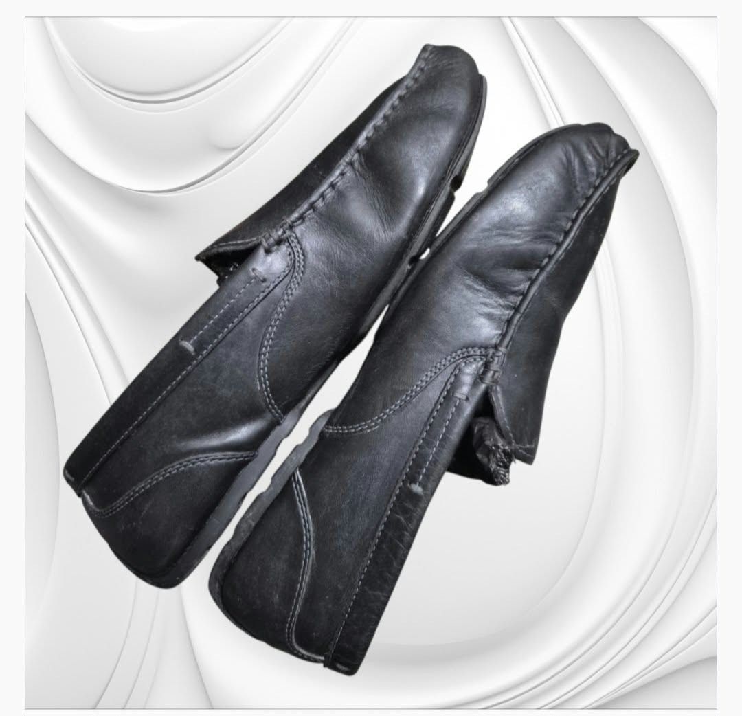 Rockport leather driving loafers (Category: Casual Shoes) located in Paranaque City. Submitted by calm_youngstore7 (Listing ID 1467700847, Image 2). Description: Rockport black leather driving loafers These shoes feature a classic venetian or moc-toe slip-on style, complete with a clean stitched edge around the toe and a low-profile driving sole configuration engineered for flexible, all-day comfort..