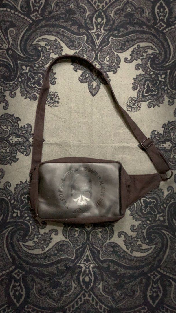 Roen body bag (Category: Cross-body Bags) located in Aloran. Submitted by cowskin_927 (Listing ID 1467711504, Image 1). Description: Roen bidy bag .