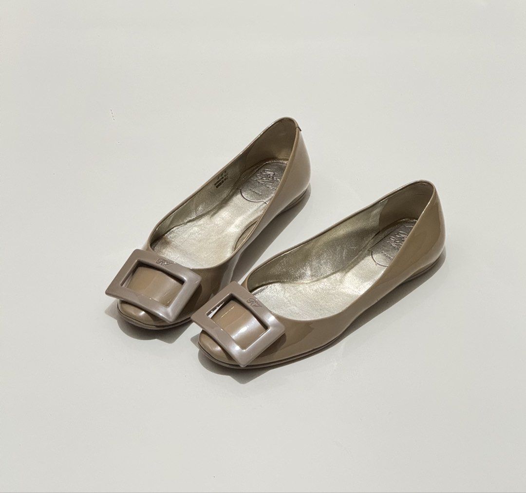 Roger vivier (Category: Flats & Sandals) located in Quezon City. Submitted by byuklph (Listing ID 1467642127, Image 1). Description: Auth💯size35.5/23cm Excellent condition no inclusion .