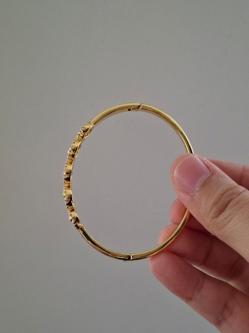 Round Bubbles Planet Pattern Gold Stainless Steel Bangle Bracelet (Category: Bracelets) located in Dasmarinas. Submitted by danabrie22 (Listing ID 1467719921, Image 3). Description: very well-made, excellent crafstmanship 10/10 condition brand new stainless steel & colored cubic zirconia stones made in Hongkong.