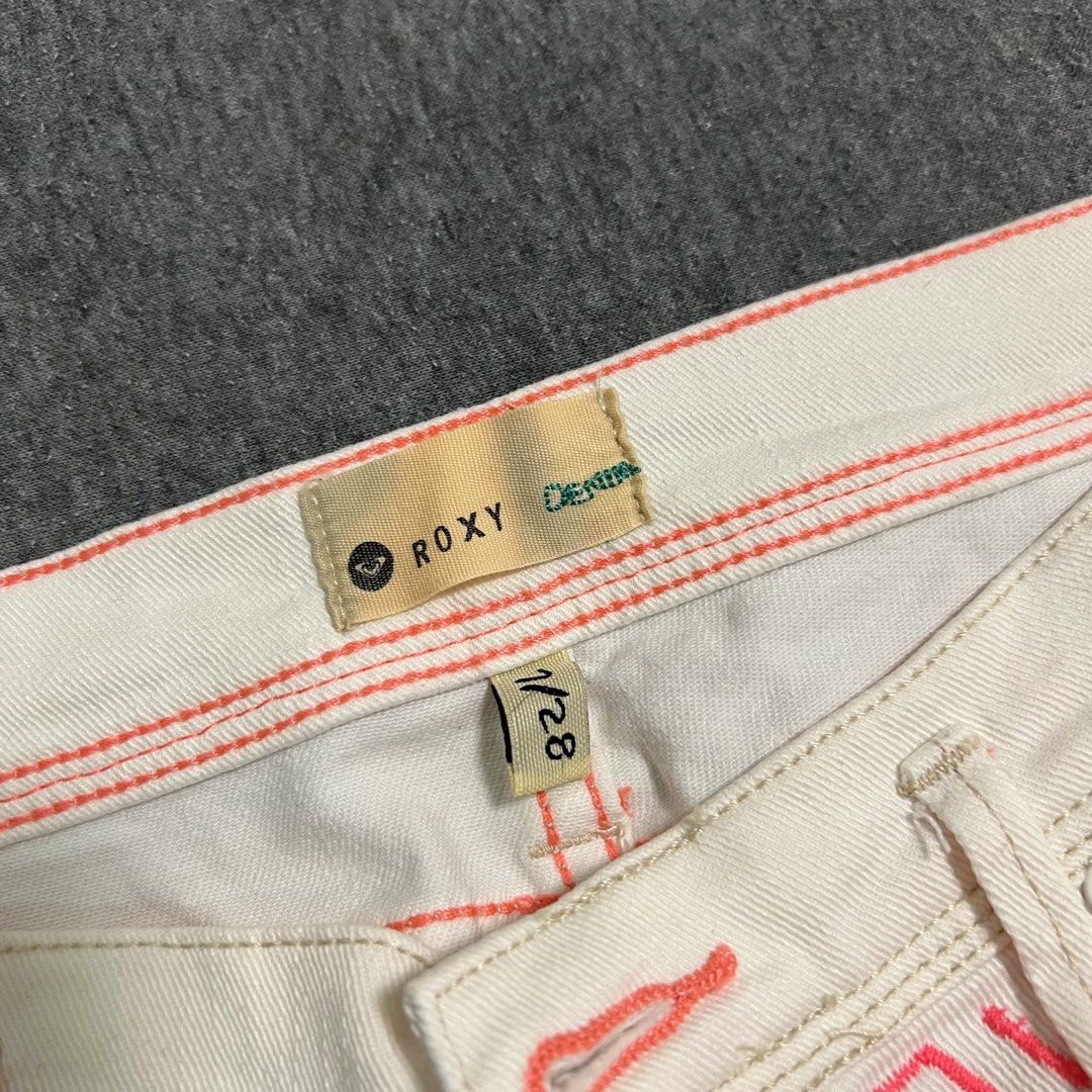 Roxy Aztec style shorts in white/neon pink (Category: Shorts) located in Las Pinas. Submitted by jilanah (Listing ID 1467768167, Image 2). Description: Size 7/28.