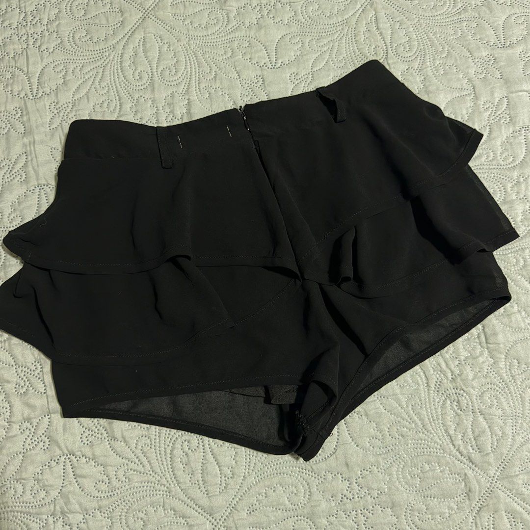 Ruffle Skort (Category: Skirts) located in Cebu City. Submitted by shopjillscloset (Listing ID 1467754882, Image 3). Description: - zipper enclosure - SKORT - beat fit 25-26 in waist .
