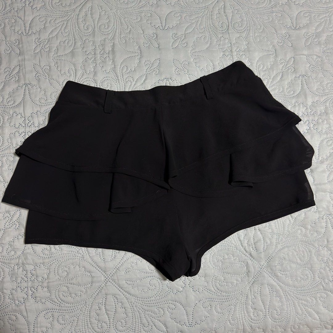 Ruffle Skort (Category: Skirts) located in Cebu City. Submitted by shopjillscloset (Listing ID 1467754882, Image 2). Description: - zipper enclosure - SKORT - beat fit 25-26 in waist .