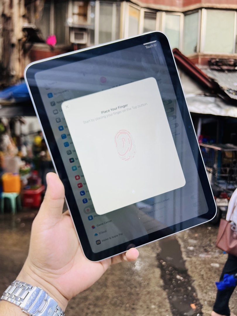 Rush iPad 11 Gen 128GB Wifi (Category: iPad) located in Taguig. Submitted by jamiepirogongan22 (Listing ID 1467732333, Image 3). Description: ✨ FOR SALE: iPad 11th Gen (A16) 128GB – WHITE ✨ 🔥 PRICE: ₱24,999 ONLY! 🔥 Looking for a powerful and stylish iPad? This is the perfect choice for studying, working, watching movies, gaming, and everyday use! 😍📱 🤍 UNIT DETAILS: 📱 Model: iPad 11th Generation (A16) 💾 Storage: 128GB 🎨 Color: White / Silv