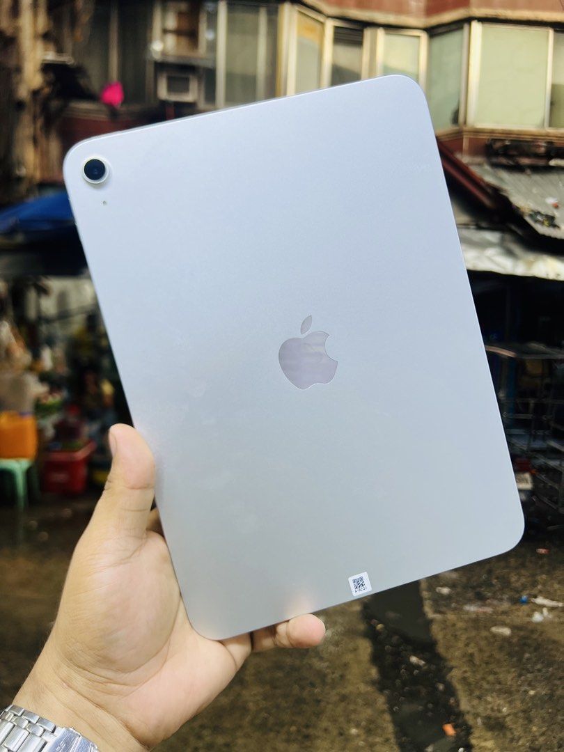 Rush iPad 11 Gen 128GB Wifi (Category: iPad) located in Taguig. Submitted by jamiepirogongan22 (Listing ID 1467732333, Image 1). Description: ✨ FOR SALE: iPad 11th Gen (A16) 128GB – WHITE ✨ 🔥 PRICE: ₱24,999 ONLY! 🔥 Looking for a powerful and stylish iPad? This is the perfect choice for studying, working, watching movies, gaming, and everyday use! 😍📱 🤍 UNIT DETAILS: 📱 Model: iPad 11th Generation (A16) 💾 Storage: 128GB 🎨 Color: White / Silv