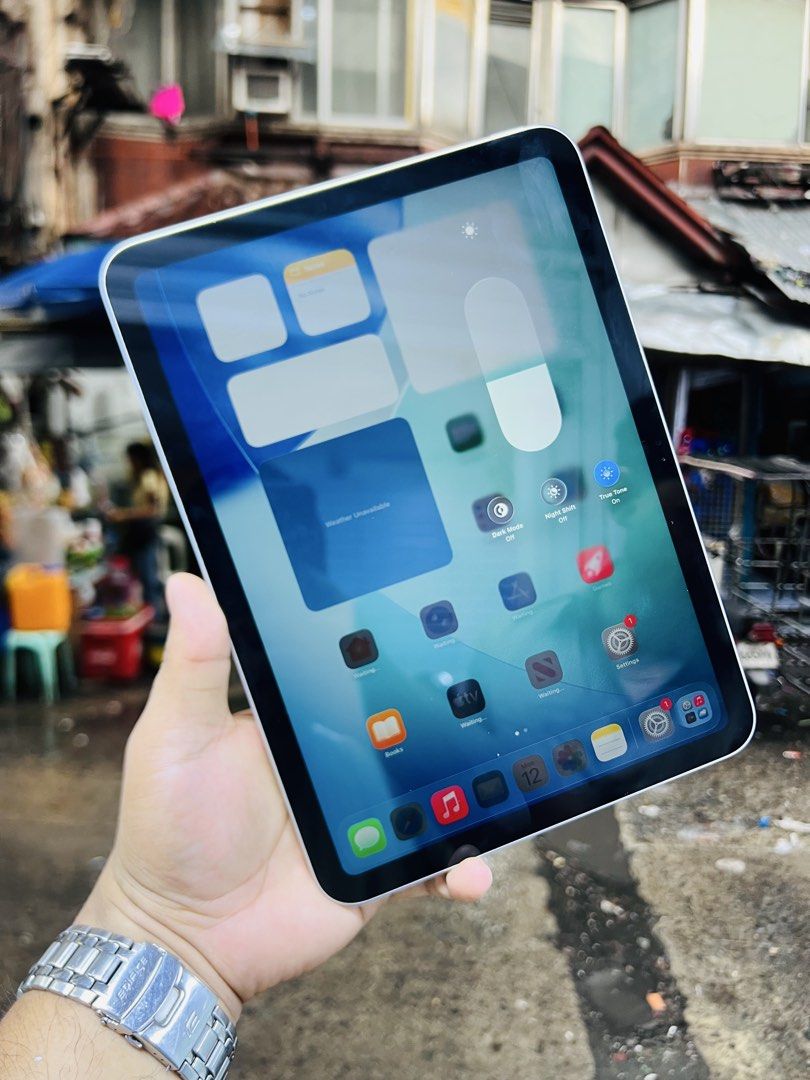 Rush iPad 11 Gen 128GB Wifi (Category: iPad) located in Taguig. Submitted by jamiepirogongan22 (Listing ID 1467732333, Image 2). Description: ✨ FOR SALE: iPad 11th Gen (A16) 128GB – WHITE ✨ 🔥 PRICE: ₱24,999 ONLY! 🔥 Looking for a powerful and stylish iPad? This is the perfect choice for studying, working, watching movies, gaming, and everyday use! 😍📱 🤍 UNIT DETAILS: 📱 Model: iPad 11th Generation (A16) 💾 Storage: 128GB 🎨 Color: White / Silv