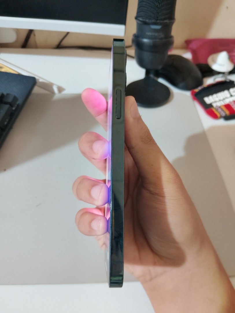 Rush Iphone 12 pro (Category: iPhone 12 Series) located in Rizal. Submitted by mendozaemm29661 (Listing ID 1467677795, Image 3). Description: price is negotiable no sim restriction working face id truetone sobrang kinis pa all parts orig no history of repair bh:73% (orig batt) zpa variant unli reset unit only Antipolo area. issue: small crack sa top left ng screen pero hindi naman nakaka apekto.