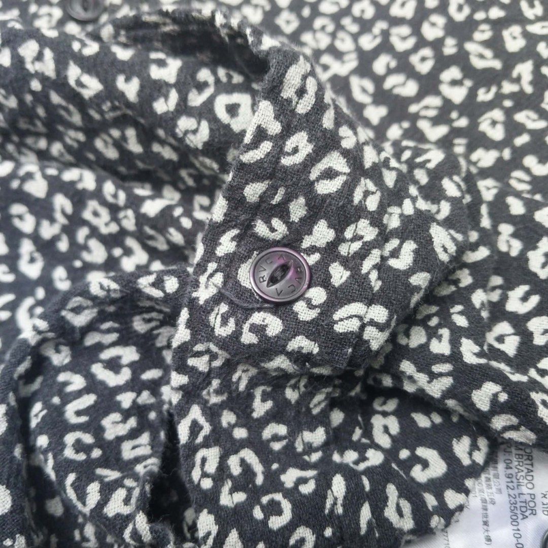 RVCA Leopard Print Short Sleeve Button Up (Category: Formal Shirts) located in Manila. Submitted by vvyein_ (Listing ID 1467613009, Image 3). Description: - Brand: RVCA - Style: Short sleeve button-up shirt - Pattern: Black and white leopard animal print - Size: Small (Regular fit) - Details: Left chest pocket with logo tag, branded buttons - Condition: Clean and ready to wear Size: S-M (Width: 20.5") (Lenght: 27") INCHES Condition: (Like new) Co