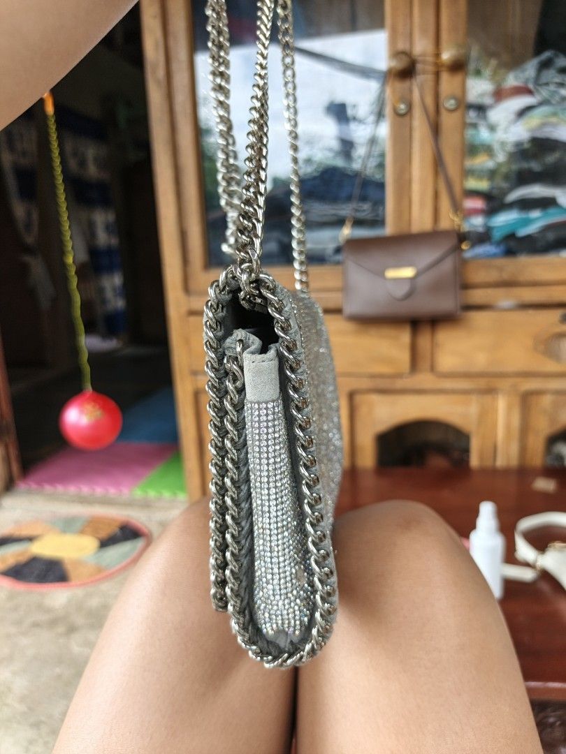 Sadi sling bag (Category: Cross-body Bags) located in Quezon, Isabela. Submitted by ukay-ukaybylyn (Listing ID 1467744468, Image 3). Description: good condition💯 perfect pang event bag kikinang ka talaga dito😅.