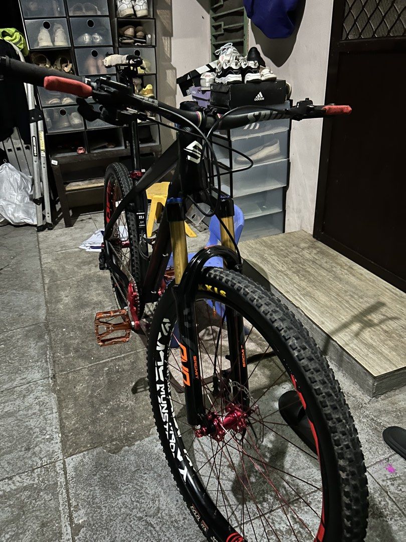 sagmit evolution r8 27.5 (Category: Bicycles) located in Manila. Submitted by mharkdane (Listing ID 1467669014, Image 3). Description: Frameset: Sagmit evolution r8 27.5M Sagmit evo3 fork Cockpit: unknown sagmit riser handlebar sagmit chaser stem unknow saddle uno seatpost groupset: shimano deore sgs m6100 12s rd sagmit edison 12s shifter sagmit 12s cogs unknown chain sagmit evo3 crank arm sagmit dx2 pedal sagmit chain ring 36t shimano mt200 brak