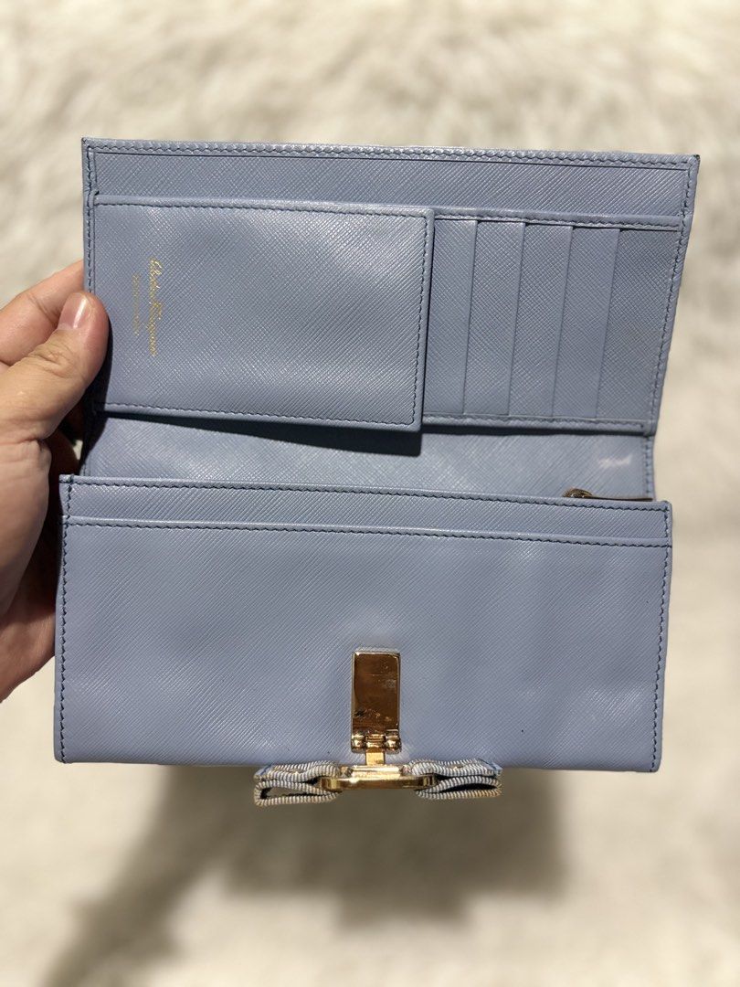 Salvatore ferragamo vara bow (Category: Wallets & Card holders) located in Baguio. Submitted by rheaanne07 (Listing ID 1467838688, Image 3). Description: Original ferragamo wallet May dumi lang ung bow .