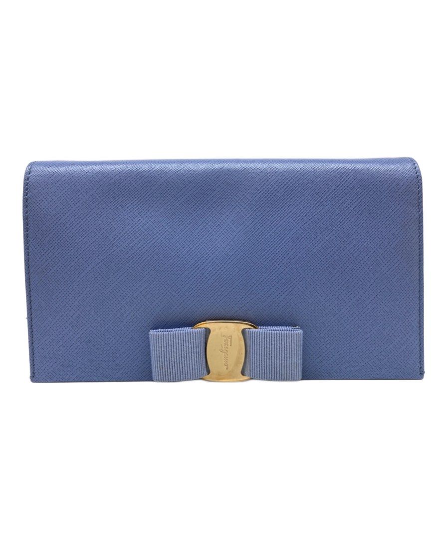 Salvatore ferragamo vara bow (Category: Wallets & Card holders) located in Baguio. Submitted by rheaanne07 (Listing ID 1467838688, Image 1). Description: Original ferragamo wallet May dumi lang ung bow .