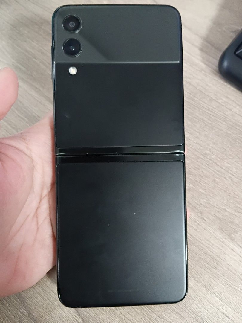 Samsung galaxy flip 3 (Category: Samsung) located in Manila. Submitted by jellycalica (Listing ID 1467651981, Image 3). Description: FOR SALE: Samsung Galaxy Z Flip 3 - ₱3,500 ISSUE: May green/pink lines sa main screen Pero 100% WORKING lahat - pang backup, pang camera, pang FB/TikTok goods pa! DETAILS: ✅ Original LCD - never been repaired / opened ✅ Maganda pa camera - malinaw front & back ✅ No ghost touch, fingerprint & cover screen working ✅ A