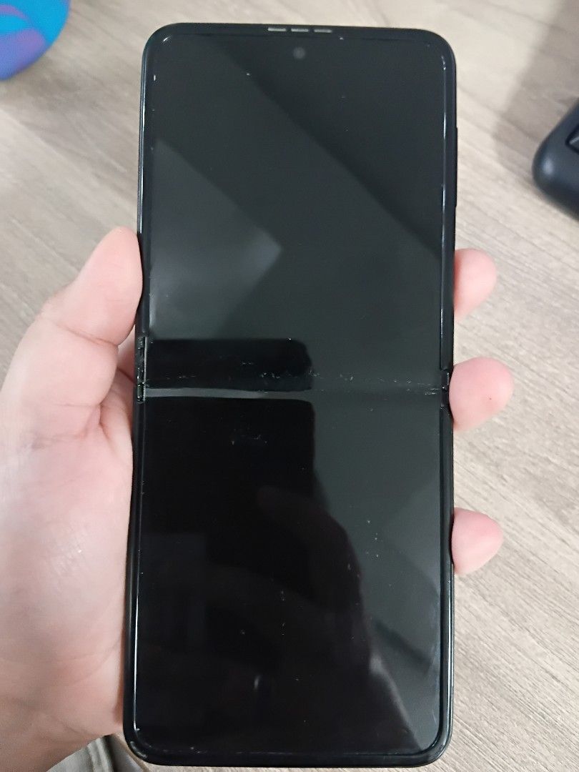 Samsung galaxy flip 3 (Category: Samsung) located in Manila. Submitted by jellycalica (Listing ID 1467651981, Image 2). Description: FOR SALE: Samsung Galaxy Z Flip 3 - ₱3,500 ISSUE: May green/pink lines sa main screen Pero 100% WORKING lahat - pang backup, pang camera, pang FB/TikTok goods pa! DETAILS: ✅ Original LCD - never been repaired / opened ✅ Maganda pa camera - malinaw front & back ✅ No ghost touch, fingerprint & cover screen working ✅ A