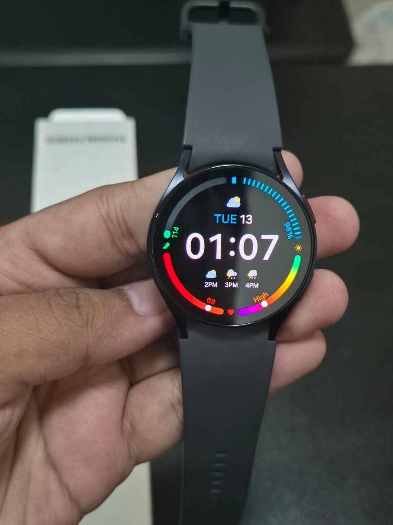Samsung Galaxy Watch 6 (40mm) (Category: Wearables & Smart Watches) located in Valenzuela. Submitted by ricocasilag (Listing ID 1467764738, Image 3). Description: - Brand: Samsung Galaxy Watch 6 - Size: 40mm - Color: Black/Dark Grey with matching silicone strap - Condition: Excellent, well-maintained - Features: Vibrant AMOLED display, advanced fitness & health tracking (heart rate, sleep, etc.) - Inclusions: Original retail box included.