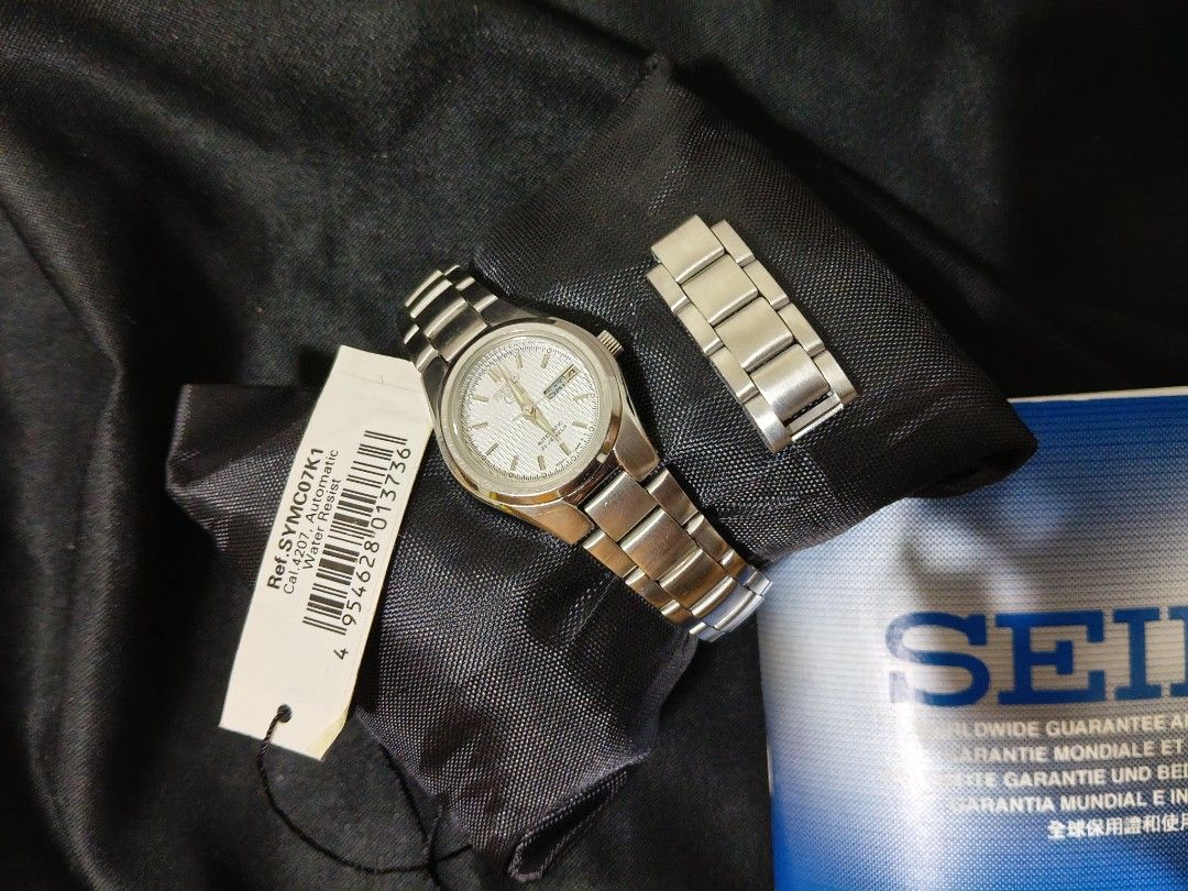 Seiko Automatic for Ladies (Category: Women's Watches) located in Manila. Submitted by zencat_c156a7 (Listing ID 1467607799, Image 3). Description: Seiko Automatic for Ladies ✨ Rare piece 🚨 White textured salmon dial (used) SYMC07K1 28mm Automatic 21 jewels Complete inclusions: box, warranty card, and manual, hangtag included, and complete links plus with original price tag NEGOTIABLE issue: some scratches.