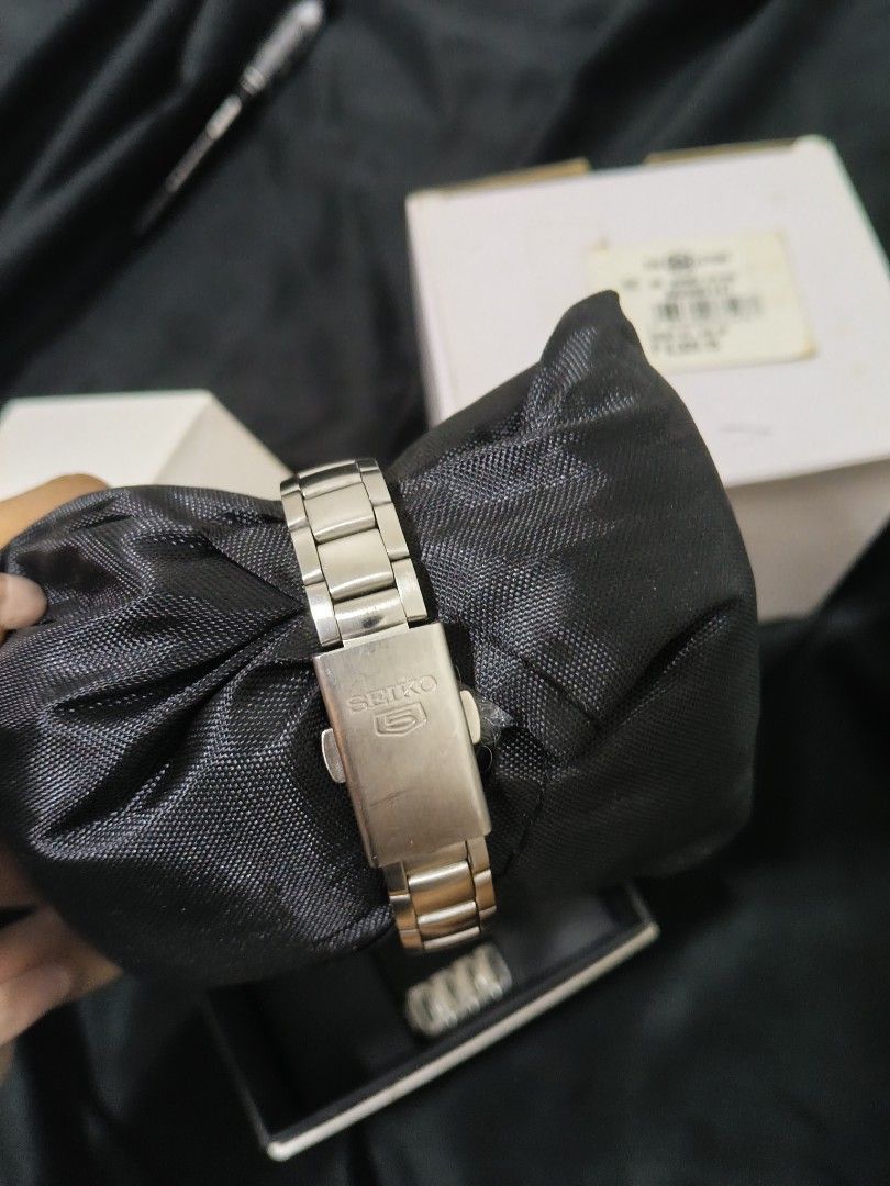 Seiko Automatic for Ladies (Category: Women's Watches) located in Manila. Submitted by zencat_c156a7 (Listing ID 1467607799, Image 2). Description: Seiko Automatic for Ladies ✨ Rare piece 🚨 White textured salmon dial (used) SYMC07K1 28mm Automatic 21 jewels Complete inclusions: box, warranty card, and manual, hangtag included, and complete links plus with original price tag NEGOTIABLE issue: some scratches.