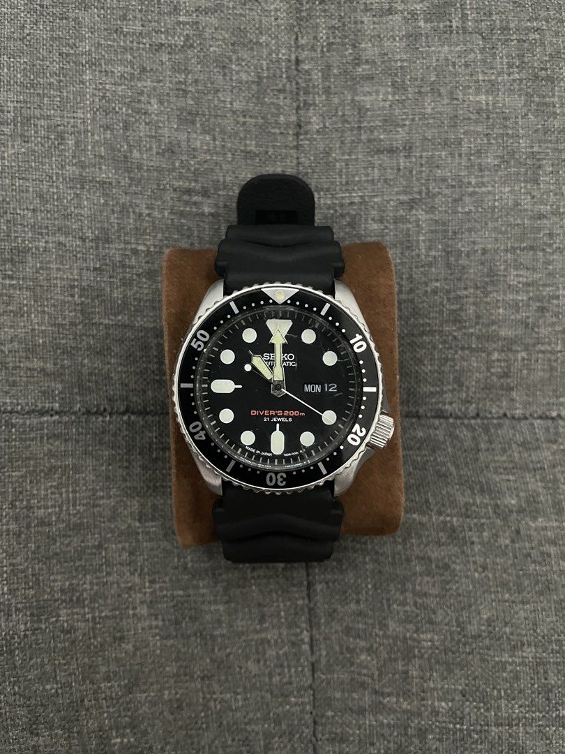 Seiko Divers SKX007 (Category: Men's Watches) located in Las Pinas. Submitted by jhersan24 (Listing ID 1467604811, Image 1). Description: Seiko Divers SKX007 Dial: Black Bracelet: Seiko Rubber Movement: 7s26 Automatic Diameter: 42mm Condition: 10/10 Inclusion: Replacement Box Price: Slightly Negotiable Loc: Manuyo Dos, Las Piñas/Pasay, Moa.