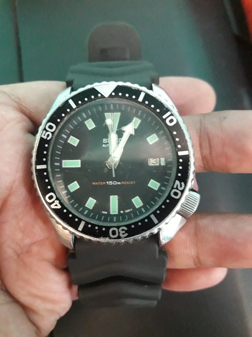 Seiko Scuba Diver's Automatic Watch 7002-7000 (Category: Men's Watches) located in Paranaque City. Submitted by omaraguirre (Listing ID 1467673021, Image 3). Description: - Brand/Model: Seiko Automatic Diver's (Ref. 7002-7000) - Dial & Bezel: Classic black dial with a rotating bezel and date window at 3 o'clock - Case & Crown: Stainless steel case featuring a screw-down crown positioned at 4 o'clock - Strap: Durable black ribbed rubber strap - Ca