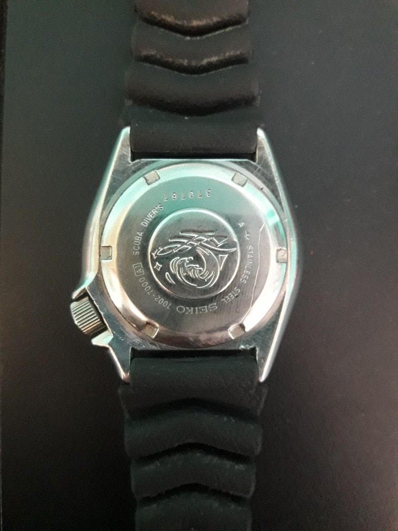 Seiko Scuba Diver's Automatic Watch 7002-7000 (Category: Men's Watches) located in Paranaque City. Submitted by omaraguirre (Listing ID 1467673021, Image 2). Description: - Brand/Model: Seiko Automatic Diver's (Ref. 7002-7000) - Dial & Bezel: Classic black dial with a rotating bezel and date window at 3 o'clock - Case & Crown: Stainless steel case featuring a screw-down crown positioned at 4 o'clock - Strap: Durable black ribbed rubber strap - Ca