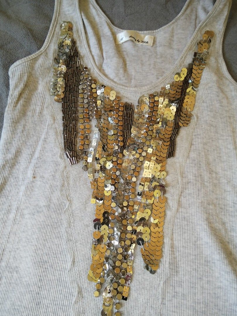 Sequined top #y2k (Category: Sleeveless) located in Baras. Submitted by lalahdresan (Listing ID 1467637345, Image 2). Description: Selection Euc No flaws Buy as is Limit expectations No return no exchange Mod Jnt SF starts at 54 Thank you for visiting 😊.