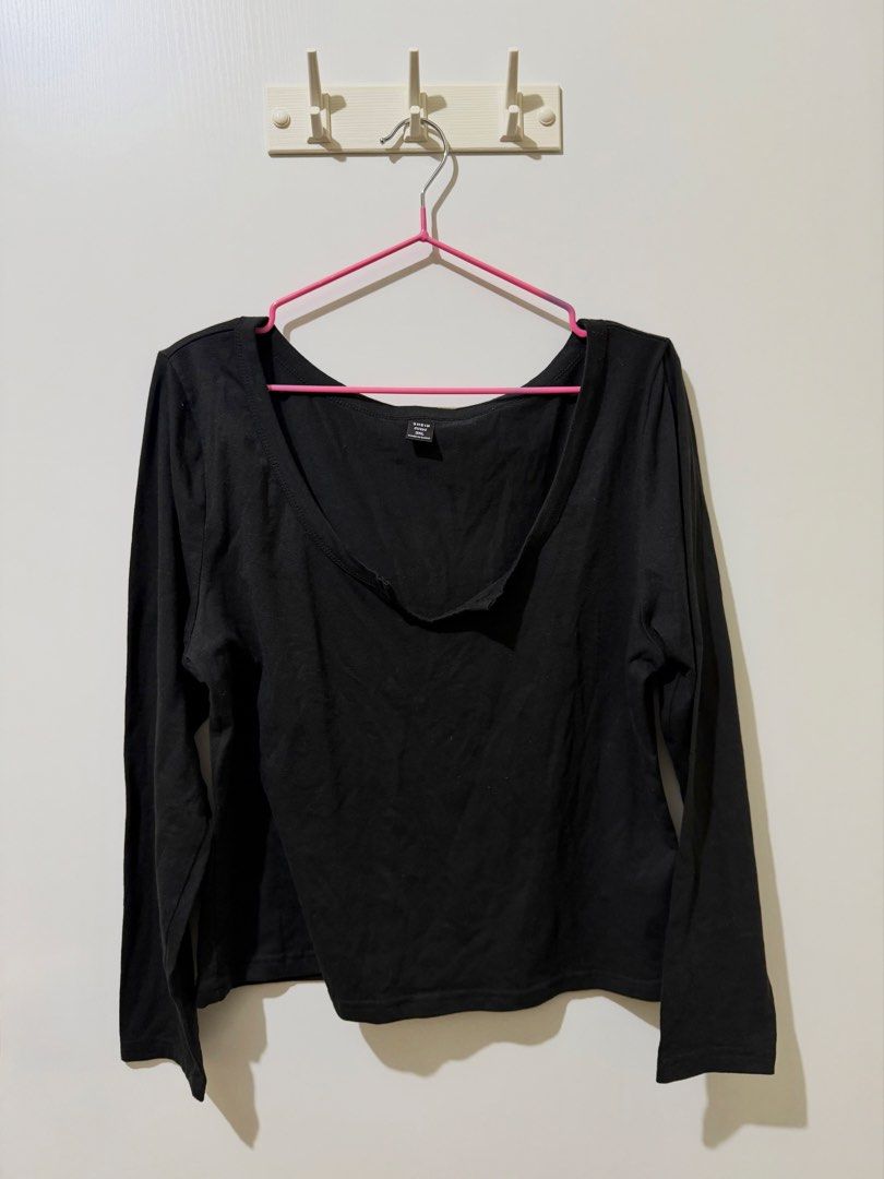 Shein Black Long Sleeve Top (Category: Longsleeves) located in Manila. Submitted by gbrlldeclutters (Listing ID 1467767250, Image 1). Description: .