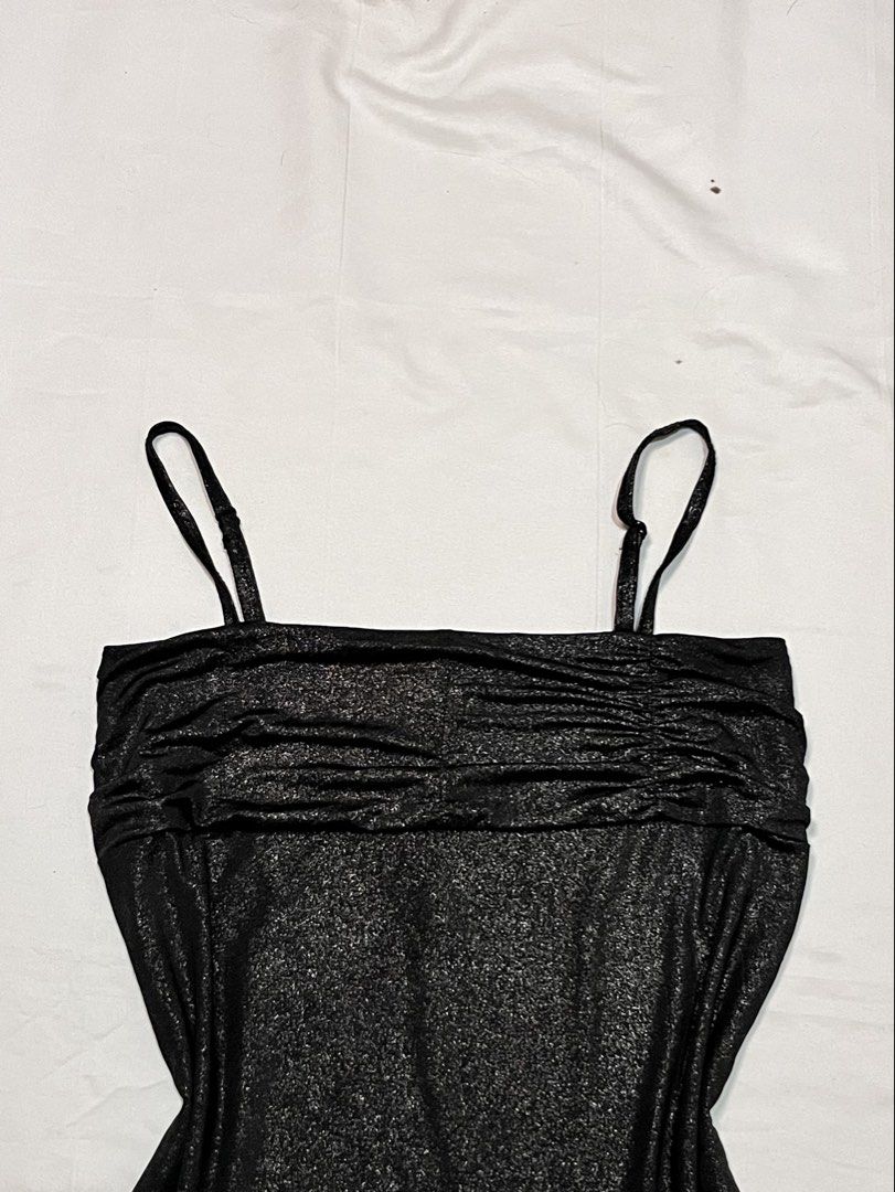 Shiny glittery top (adjustable straps) (Category: Sleeveless) located in Santa Rosa. Submitted by spanishlattelxver (Listing ID 1467743293, Image 2). Description: ⋆ 𝒷𝓇𝒶𝓃𝒹 : — ⋆ 𝓈𝒾𝓏𝑒 : s ⋆ 𝒻𝓁𝒶𝓌𝓈 : none 𓏲ּ𝄢 𝒹𝑒𝓉𝒶𝒾𝓁𝓈 : dark gray actual color, and the glitter are not that shiny sa personal ⋆˚꩜｡ 𝒎𝒊𝒏𝒆 : ₱139.