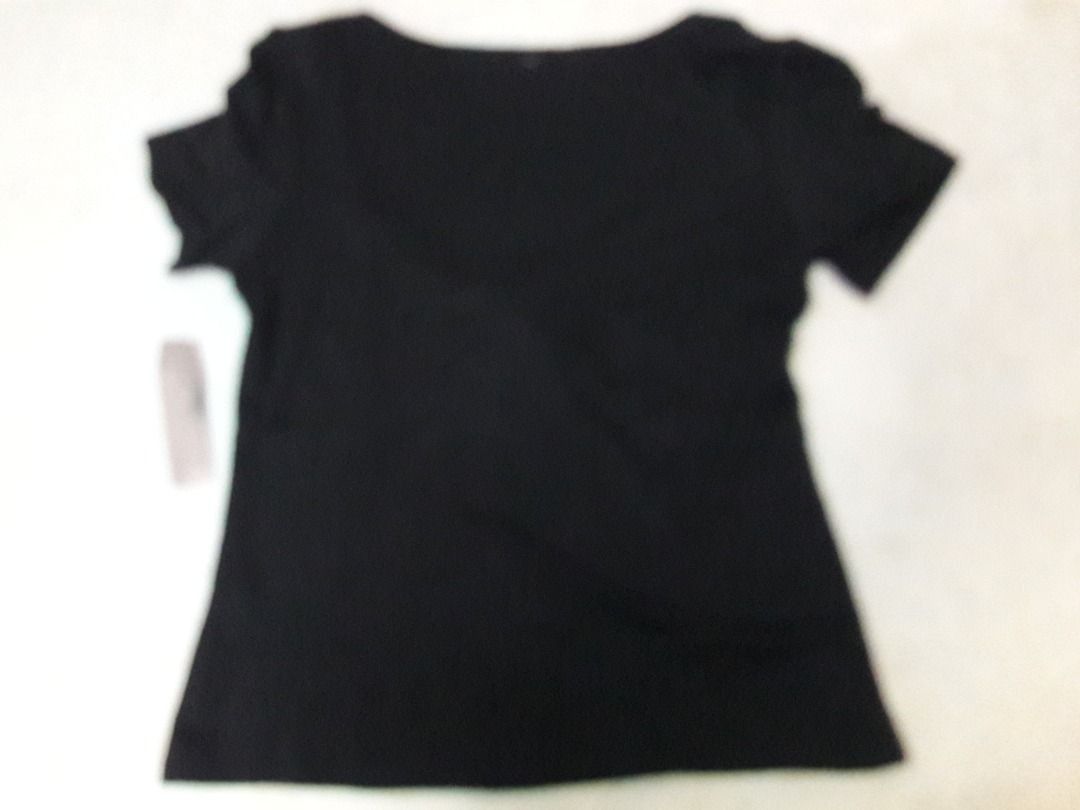 Shirt US BNEWTAG (Category: Shirts) located in Los Banos. Submitted by mania-62906 (Listing ID 1467643077, Image 2). Description: BNEWTAG. US Small black. Plunging neckline..