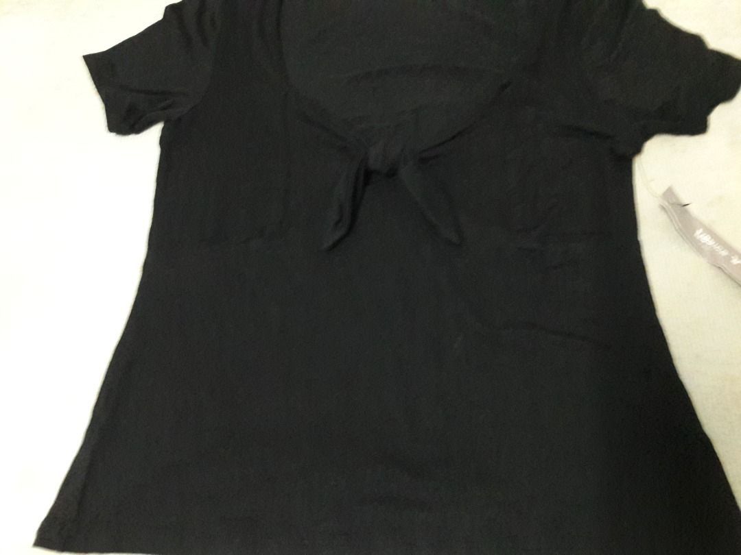 Shirt US BNEWTAG (Category: Shirts) located in Los Banos. Submitted by mania-62906 (Listing ID 1467643077, Image 3). Description: BNEWTAG. US Small black. Plunging neckline..