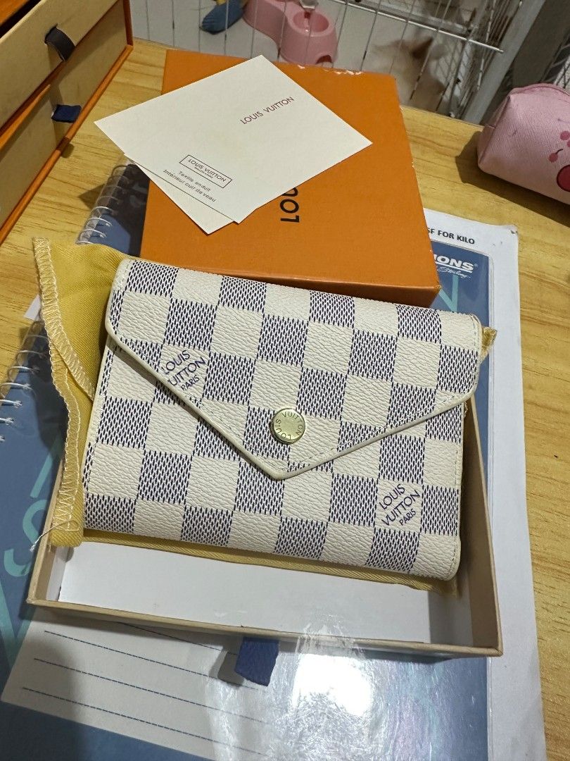 Short Compact Wallet (Category: Wallets & Card holders) located in Binmaley. Submitted by amayscollections2 (Listing ID 1467616379, Image 1). Description: On sale Coded Azur 3Lvi Short Compact Wallet vietnam made super compact and ganda nyan ses in person promise with box and dustbag na din for only: ₱480+sf payment first ₱550+sf cash on delivery.