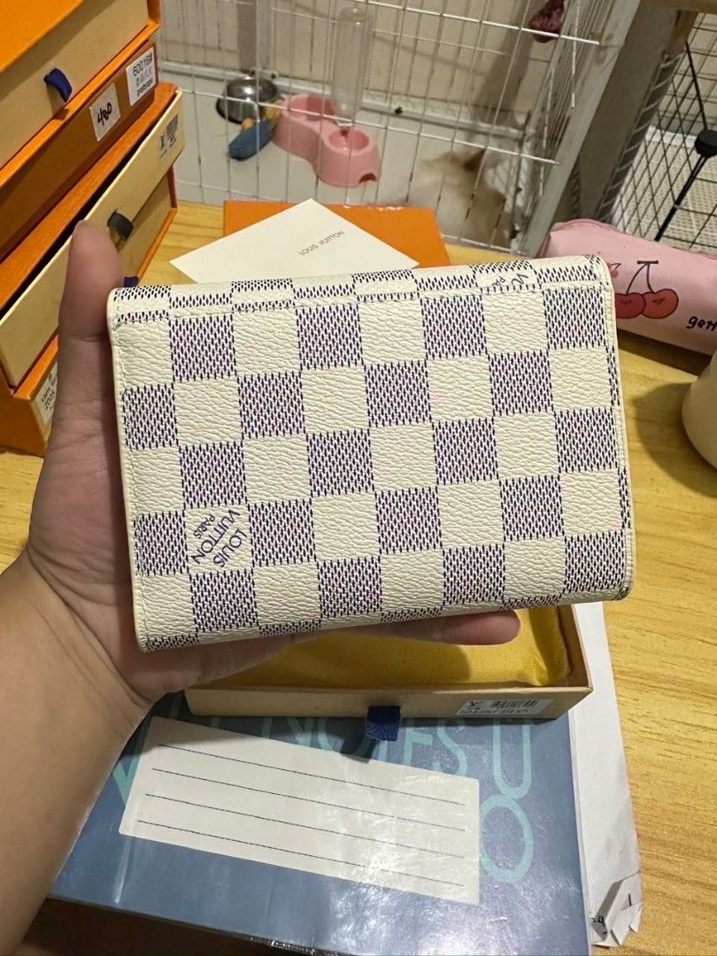 Short Compact Wallet (Category: Wallets & Card holders) located in Binmaley. Submitted by amayscollections2 (Listing ID 1467616379, Image 3). Description: On sale Coded Azur 3Lvi Short Compact Wallet vietnam made super compact and ganda nyan ses in person promise with box and dustbag na din for only: ₱480+sf payment first ₱550+sf cash on delivery.