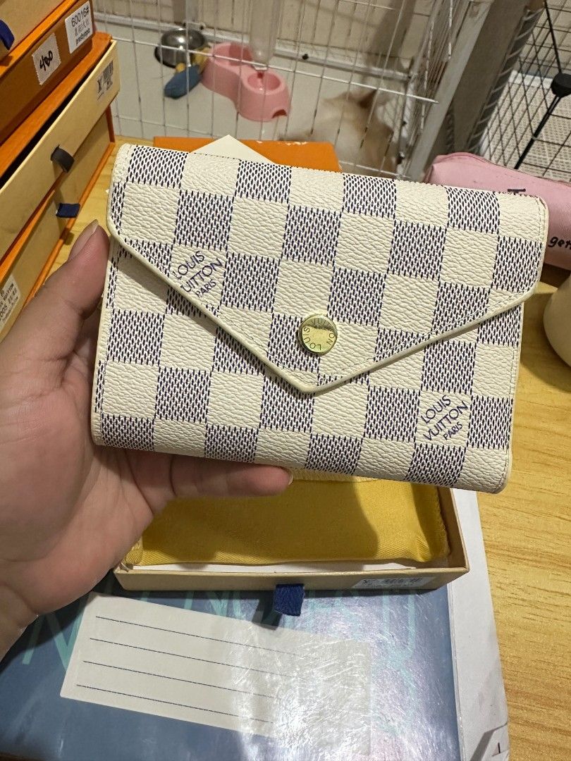 Short Compact Wallet (Category: Wallets & Card holders) located in Binmaley. Submitted by amayscollections2 (Listing ID 1467616379, Image 2). Description: On sale Coded Azur 3Lvi Short Compact Wallet vietnam made super compact and ganda nyan ses in person promise with box and dustbag na din for only: ₱480+sf payment first ₱550+sf cash on delivery.