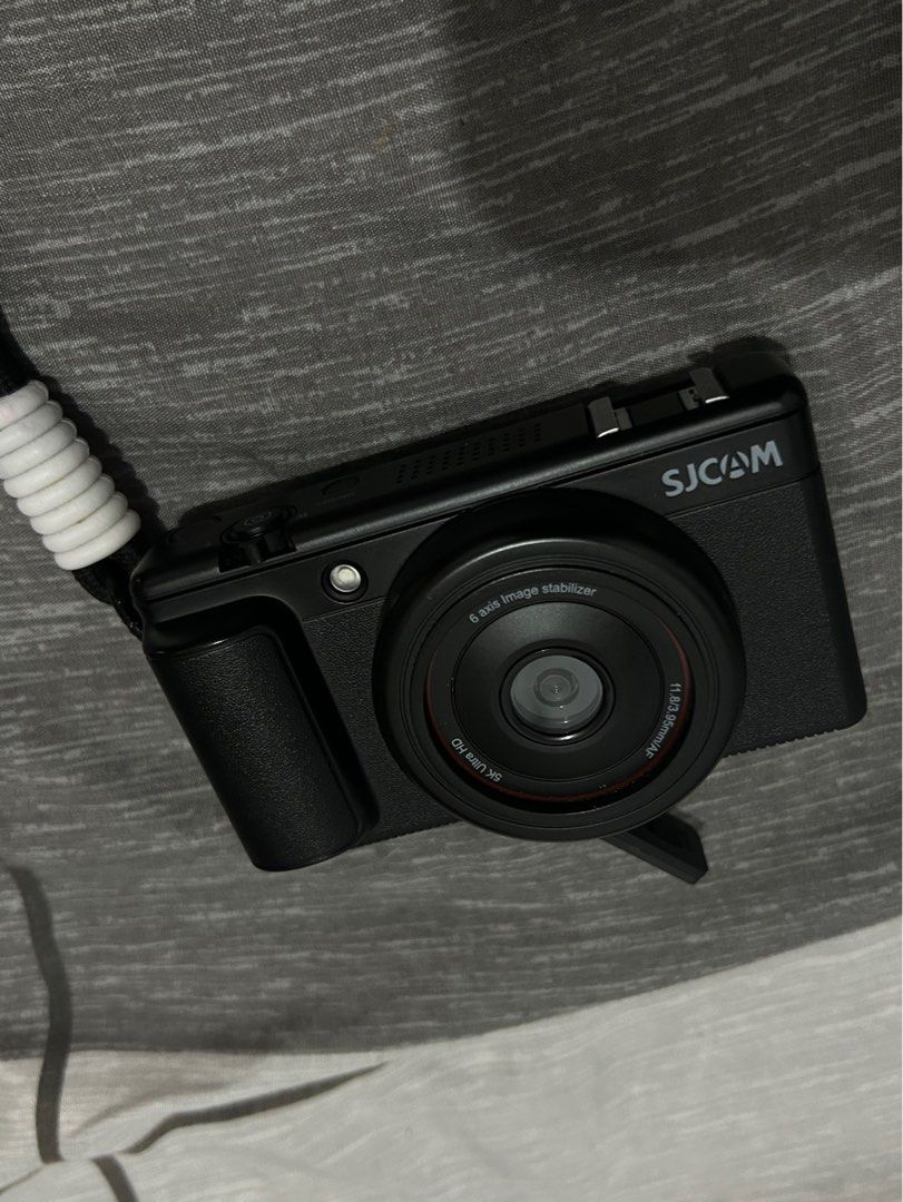 SJCAM ZV200 flip cam (Category: Cameras) located in Makati City. Submitted by minskiee (Listing ID 1467618281, Image 1). Description: - No Issues - Unit Only - Flannel Bag - Type-C Charger - Lanyard From 4,799 to 4,300‼️‼️‼️ LAST PRICE.