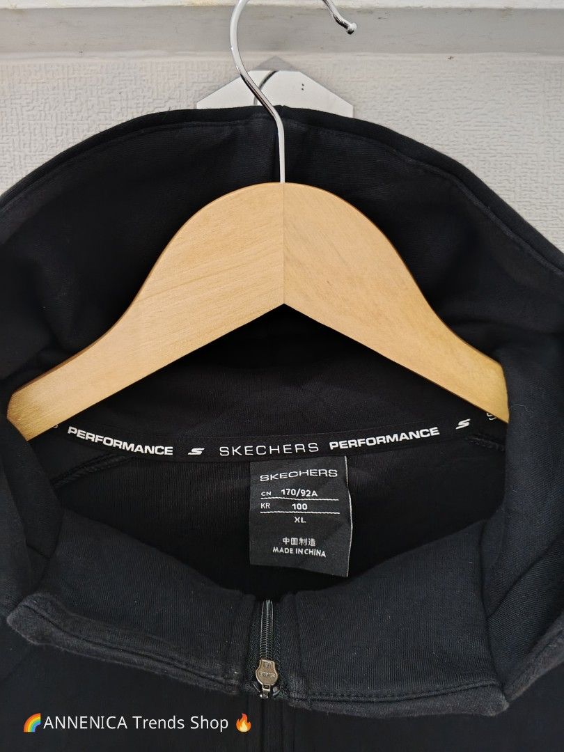 SKECHERS Hoodie (Category: Coats, Jackets and Outerwear) located in Bulacan. Submitted by annenicathriftthriftlang (Listing ID 1467624027, Image 2). Description: SKECHERS Performance Hoodie Black - XL 23-24" PTP x 28" Length | Fits L-XL | 9/10 Full zip with hood - makapal, pang gym / jogging / bike / travel / lamig ₱550 ONLY 📍 Store Pick-up: ANNENICA Trends Shop EMA Town Center Meycauayan Bulacan 📦 Shipping Available Keywords: skechers hoodie, 