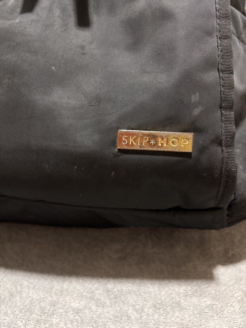 Skip Hop Mainframe Wide Open Backpack Diaper Bag (Category: Diaper Bags & Wetbags) located in Quezon City. Submitted by closettreasure123 (Listing ID 1467689703, Image 3). Description: DIMENSIONS Overall: 14.25” wide x 6.25” deep x 14.75” high designed with a wire frame so when you open it, it stays wide open so everything is in full view. Wear it as a backpack or a satchel or secure it onto their stroller with its built-in stroller straps. .