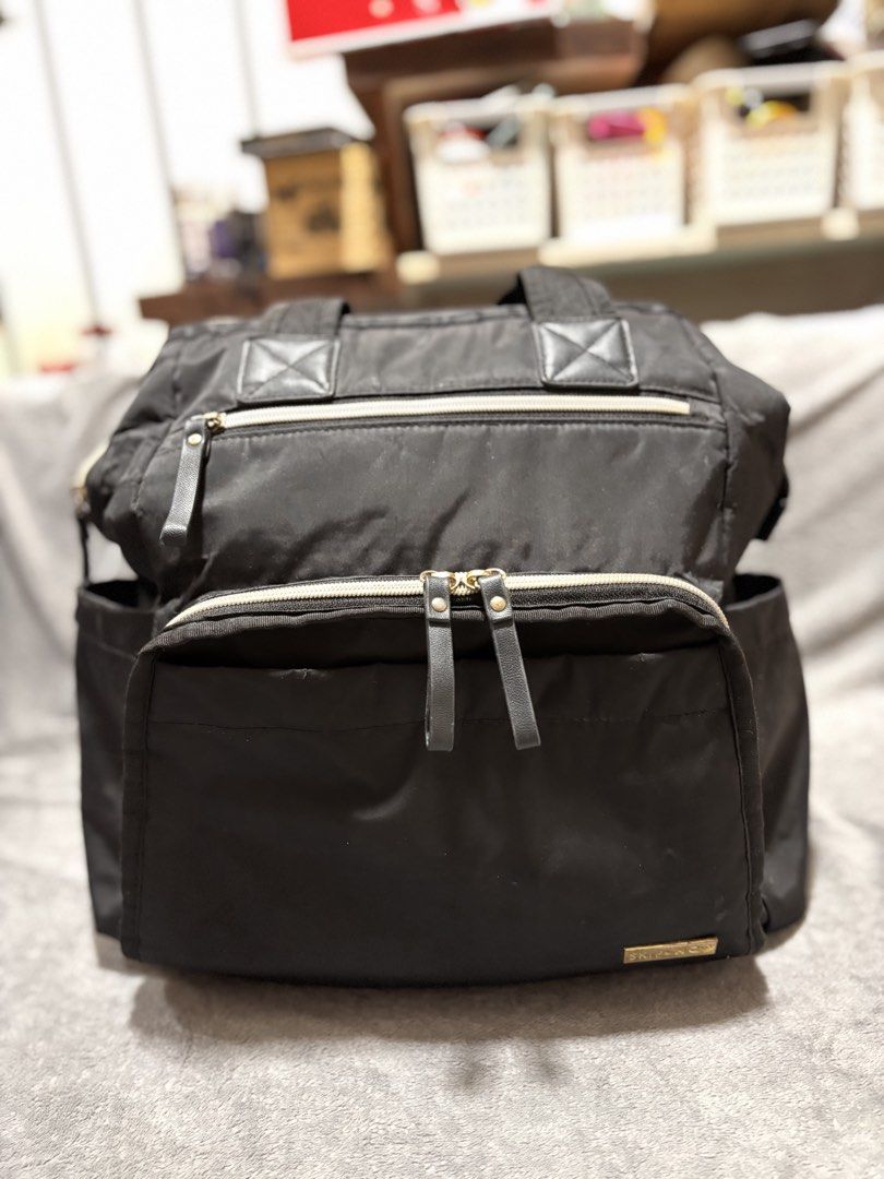 Skip Hop Mainframe Wide Open Backpack Diaper Bag (Category: Diaper Bags & Wetbags) located in Quezon City. Submitted by closettreasure123 (Listing ID 1467689703, Image 1). Description: DIMENSIONS Overall: 14.25” wide x 6.25” deep x 14.75” high designed with a wire frame so when you open it, it stays wide open so everything is in full view. Wear it as a backpack or a satchel or secure it onto their stroller with its built-in stroller straps. .