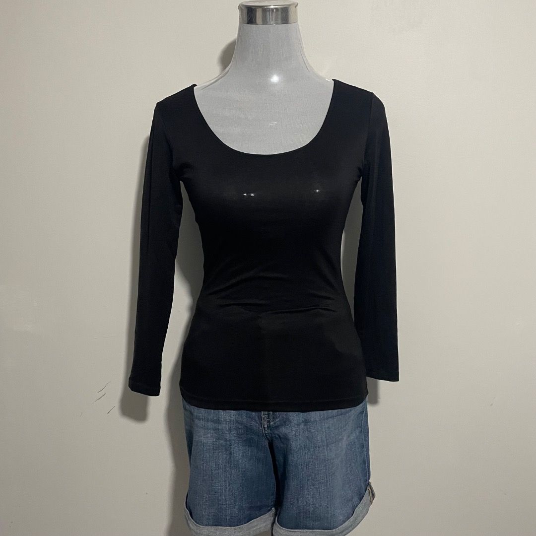 S-M Uniqlo Heattech (Category: Longsleeves) located in Bacolor. Submitted by chicn_classy (Listing ID 1467749534, Image 1). Description: .