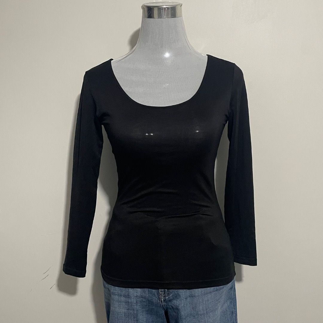S-M Uniqlo Heattech (Category: Longsleeves) located in Bacolor. Submitted by chicn_classy (Listing ID 1467749534, Image 2). Description: .