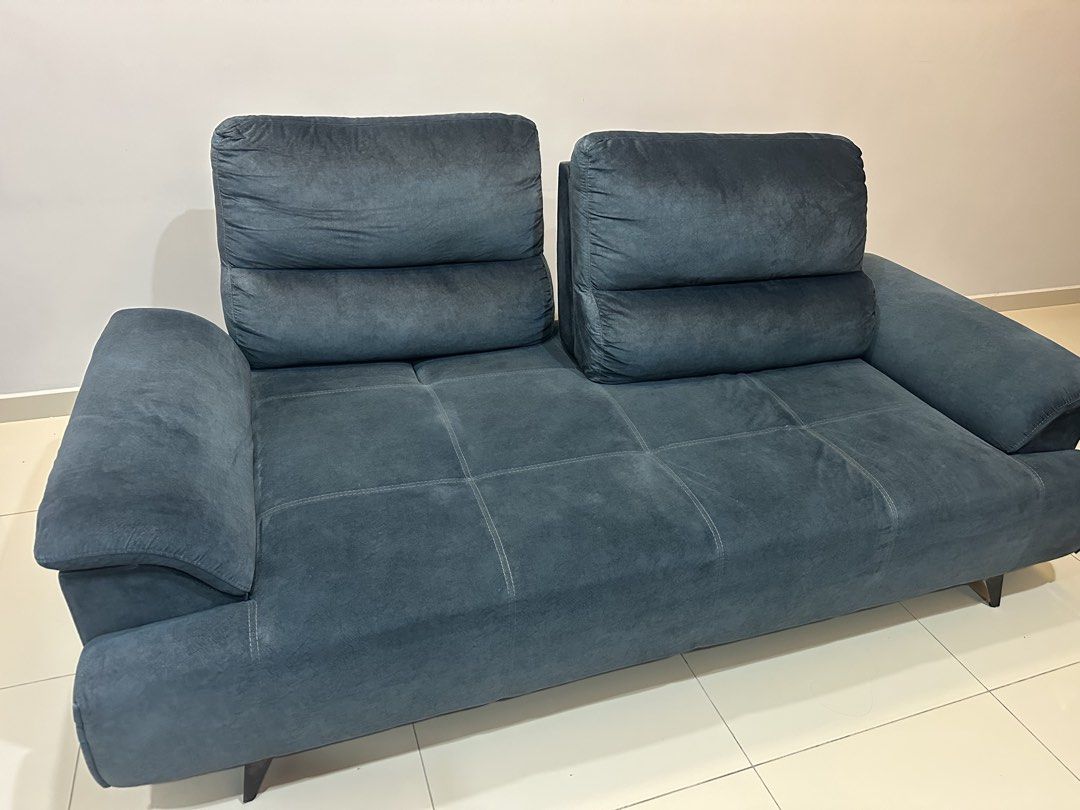 sofa (Category: Sofas) located in Kuala Lumpur. Submitted by jians112084221 (Listing ID 1467837362, Image 3). Description: 90新没什么坐/还有一个岛台要出售包四张椅子可以pm 卖3000包送jb 原价5000++ 要的pm 可以面交jb区.