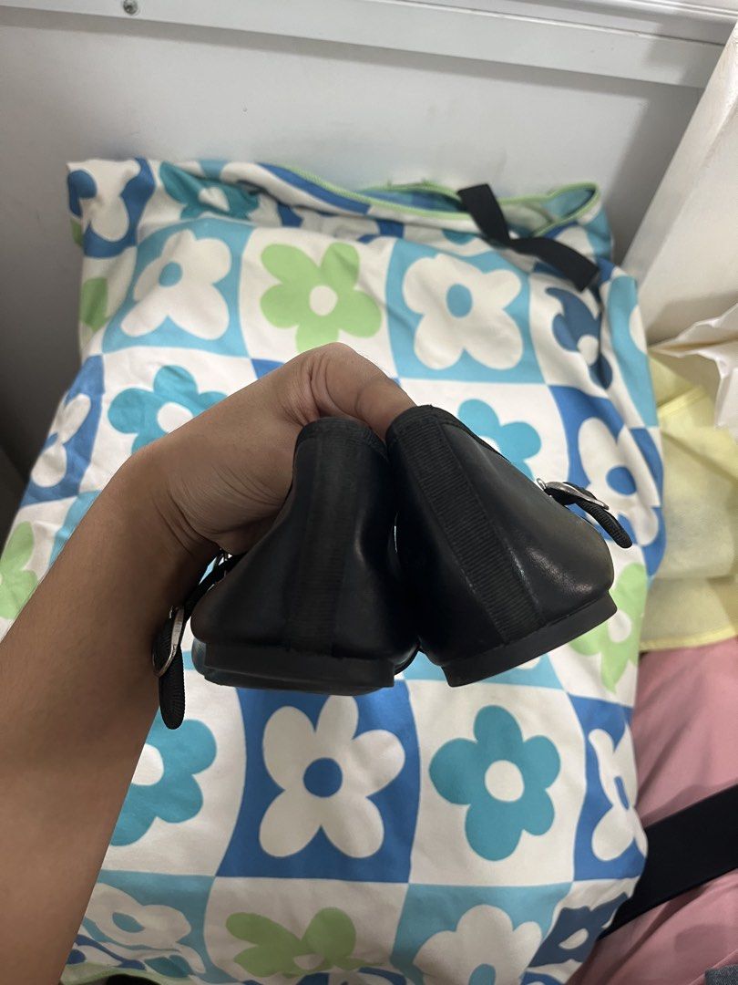 SoFab Flat Shoes (Black) (Category: Flats & Sandals) located in Quezon City. Submitted by madwoman13 (Listing ID 1467639897, Image 3). Description: ✨ Minor Scratches ✨ Needs Cleaning/Wiping only ✨ Size 9 ✨ RFS: Decluttering.