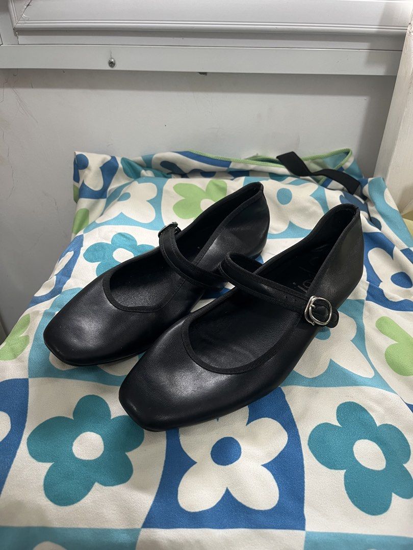 SoFab Flat Shoes (Black) (Category: Flats & Sandals) located in Quezon City. Submitted by madwoman13 (Listing ID 1467639897, Image 1). Description: ✨ Minor Scratches ✨ Needs Cleaning/Wiping only ✨ Size 9 ✨ RFS: Decluttering.