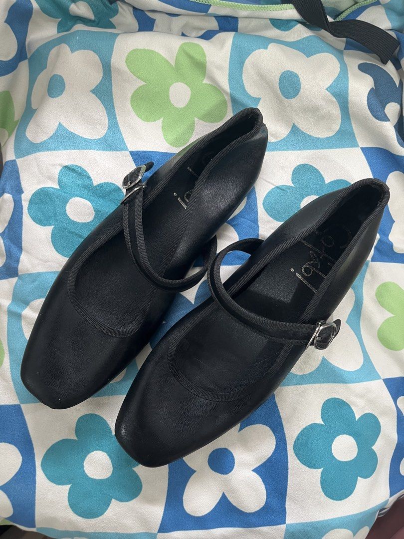 SoFab Flat Shoes (Black) (Category: Flats & Sandals) located in Quezon City. Submitted by madwoman13 (Listing ID 1467639897, Image 2). Description: ✨ Minor Scratches ✨ Needs Cleaning/Wiping only ✨ Size 9 ✨ RFS: Decluttering.