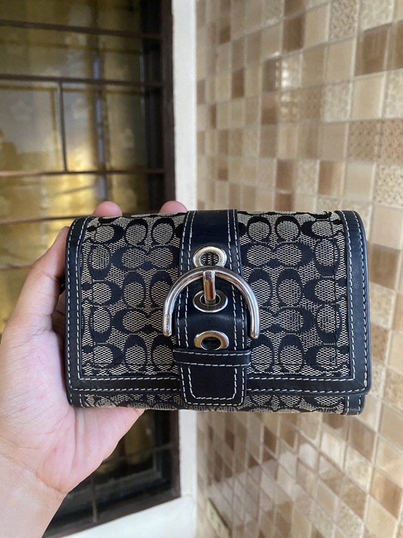 Soho Coach Wallet (Category: Luxury Bags & Wallets) located in Rodriguez. Submitted by fairymerchant (Listing ID 1467682969, Image 1). Description: Authentic Signature Coach Soho Wallet Has minor flaws - Canvas rubs, scratches Pa-check na lang din po sa picture - Once confirmed, paid payment, shipped and received, NO CANCELLATIONS, REFUND or RETURN .
