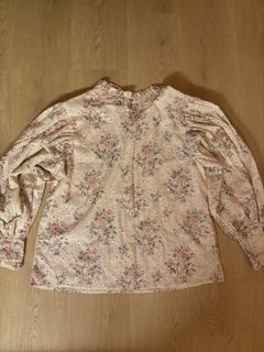 (Category: ) located in . Submitted by rosee.wardrobe (Listing ID 1467782183, Image 1). Description: .