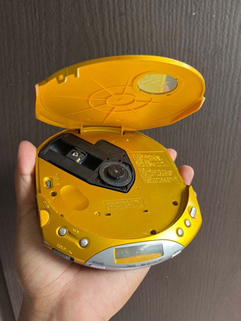 Sony walkman D-E350 (Category: Portable Music Players) located in Quezon City. Submitted by all_about_retro (Listing ID 1467627183, Image 2). Description: Sony walkman d-e350 Makinis unit Tested umiikot siya Wala lang ako cd pang test Unit only Pickup.