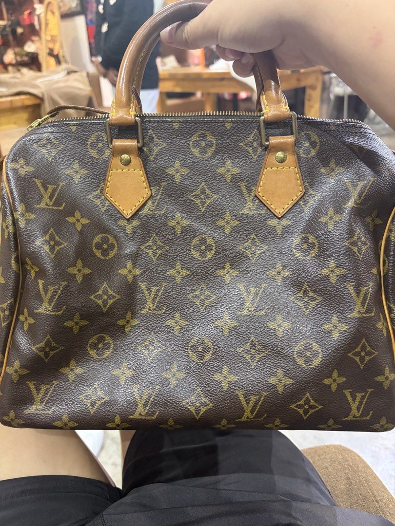 speedy 25 (Category: Luxury Bags & Wallets) located in Baguio. Submitted by picksby_mik (Listing ID 1467628406, Image 3). Description: issue lang po yun butas sa may stamp the rest still good po.