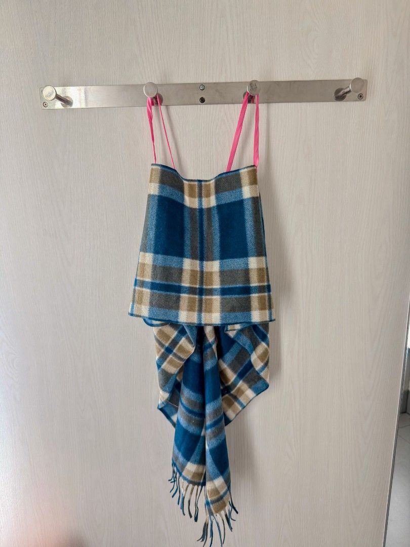 Staple Plaid Scarf Top (Category: Sleeveless) located in Rizal. Submitted by christine_eagle (Listing ID 1467715366, Image 1). Description: 𝗛𝗔𝗥𝗗 𝗟𝗔𝗨𝗡𝗖𝗛 𝗡𝗔!!!! 😳 𝗜𝗧’𝗦 𝗧𝗜𝗠𝗘! (thank you for all the love nung soft launch 🥹) 𝗪𝗘 𝗙𝗟𝗜𝗣𝗣𝗘𝗗 yet another one. This staple plaid scarf na everybody would probably have kung malamig lang dito sa 𝗣𝗘𝗟𝗘𝗣𝗘𝗡𝗦! 🇵🇭 From your usual cozy scarf to a 𝗣𝗜𝗡𝗧𝗘𝗥𝗘𝗦𝗧-𝗖𝗢𝗗𝗘𝗗 𝗥𝗘