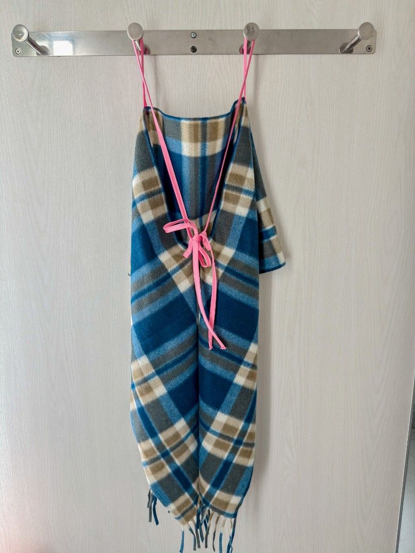 Staple Plaid Scarf Top (Category: Sleeveless) located in Rizal. Submitted by christine_eagle (Listing ID 1467715366, Image 3). Description: 𝗛𝗔𝗥𝗗 𝗟𝗔𝗨𝗡𝗖𝗛 𝗡𝗔!!!! 😳 𝗜𝗧’𝗦 𝗧𝗜𝗠𝗘! (thank you for all the love nung soft launch 🥹) 𝗪𝗘 𝗙𝗟𝗜𝗣𝗣𝗘𝗗 yet another one. This staple plaid scarf na everybody would probably have kung malamig lang dito sa 𝗣𝗘𝗟𝗘𝗣𝗘𝗡𝗦! 🇵🇭 From your usual cozy scarf to a 𝗣𝗜𝗡𝗧𝗘𝗥𝗘𝗦𝗧-𝗖𝗢𝗗𝗘𝗗 𝗥𝗘