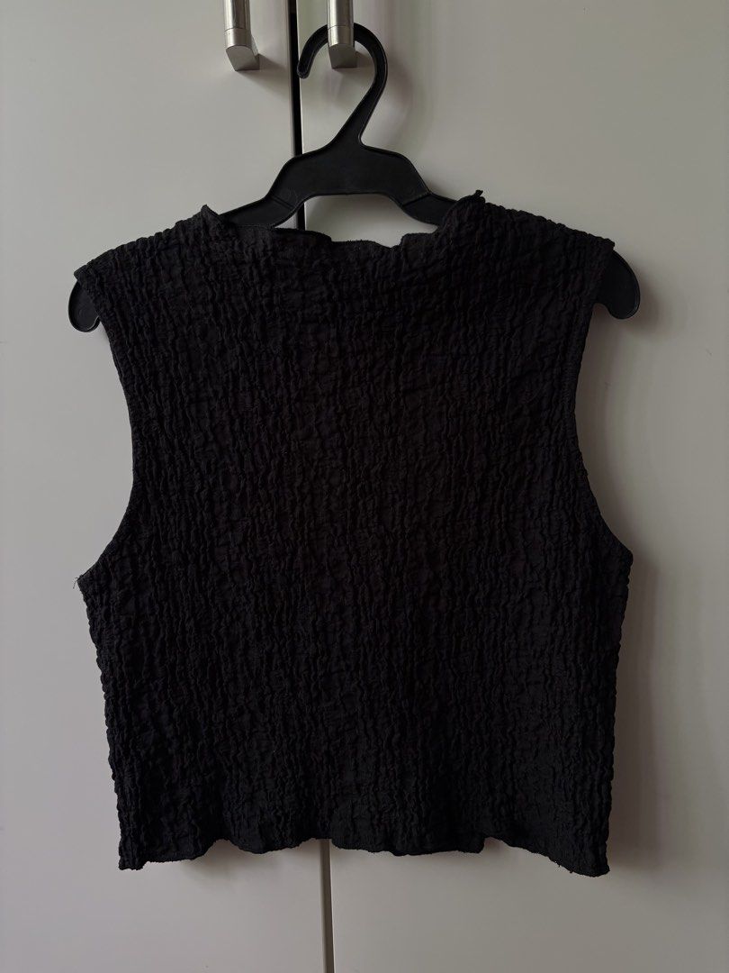 Stradivarius black crinkle boat neck top (Category: Sleeveless) located in Makati City. Submitted by ssofiasellss (Listing ID 1467629636, Image 2). Description: Minor flaw: small hole at the back on one side of the tag area Size: medium Color: Black.