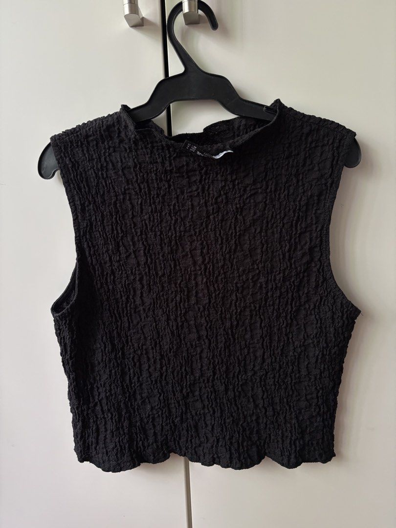 Stradivarius black crinkle boat neck top (Category: Sleeveless) located in Makati City. Submitted by ssofiasellss (Listing ID 1467629636, Image 3). Description: Minor flaw: small hole at the back on one side of the tag area Size: medium Color: Black.